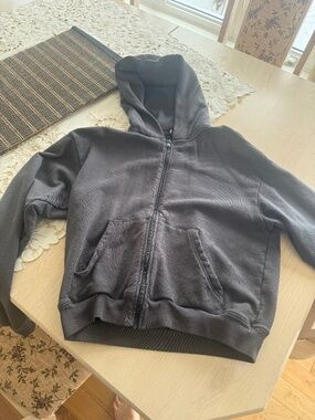 Skims french terry hoodie in color charcoal!